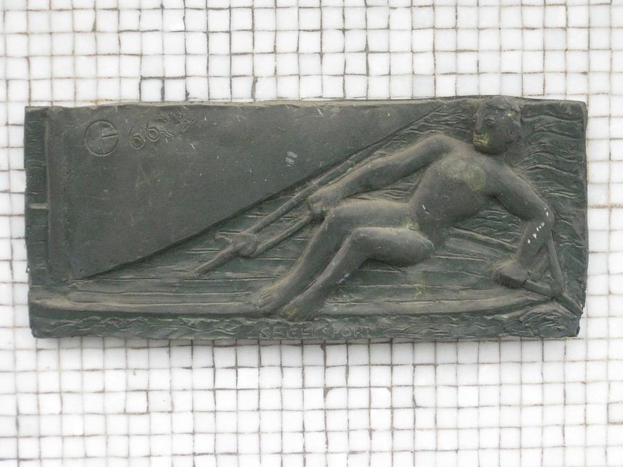 Bronzerelief 'Segelsport' von Oskar Bottoli 1966