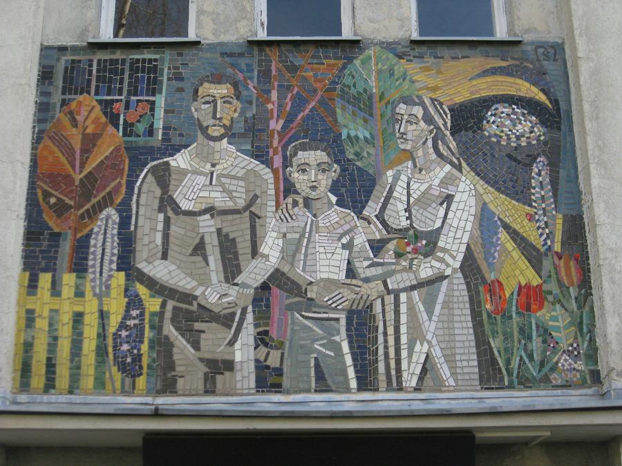 Mosaik-Supraporte 'Familie' von Sepp Mayrhuber 1960