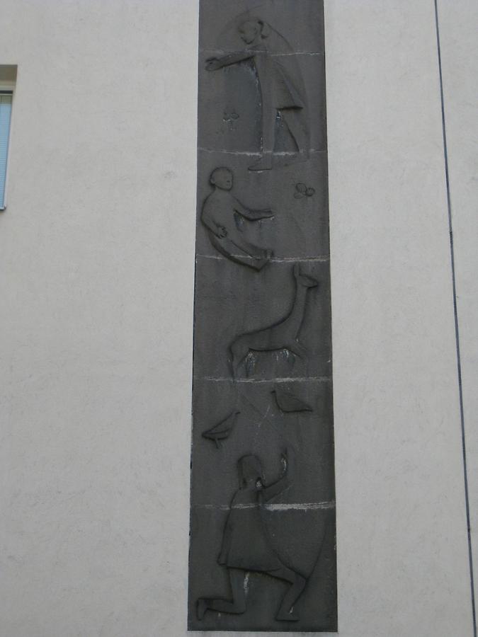 Kunststeinrelief 'Kinder und Tiere' (rechts) von Eva Mazzucco 1956