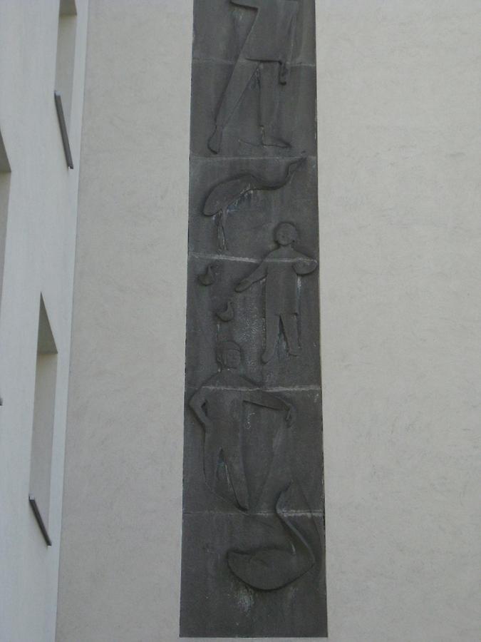 Kunststeinrelief 'Kinder und Tiere' (links) von Eva Mazzucco 1956