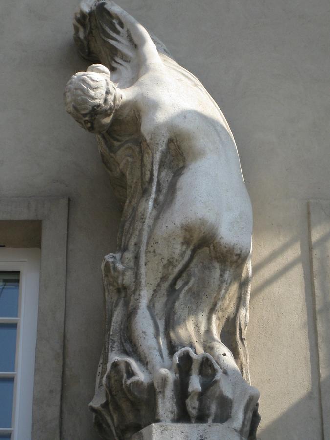 Haupteingang mit Tänzerinskulptur (in der Mitte)