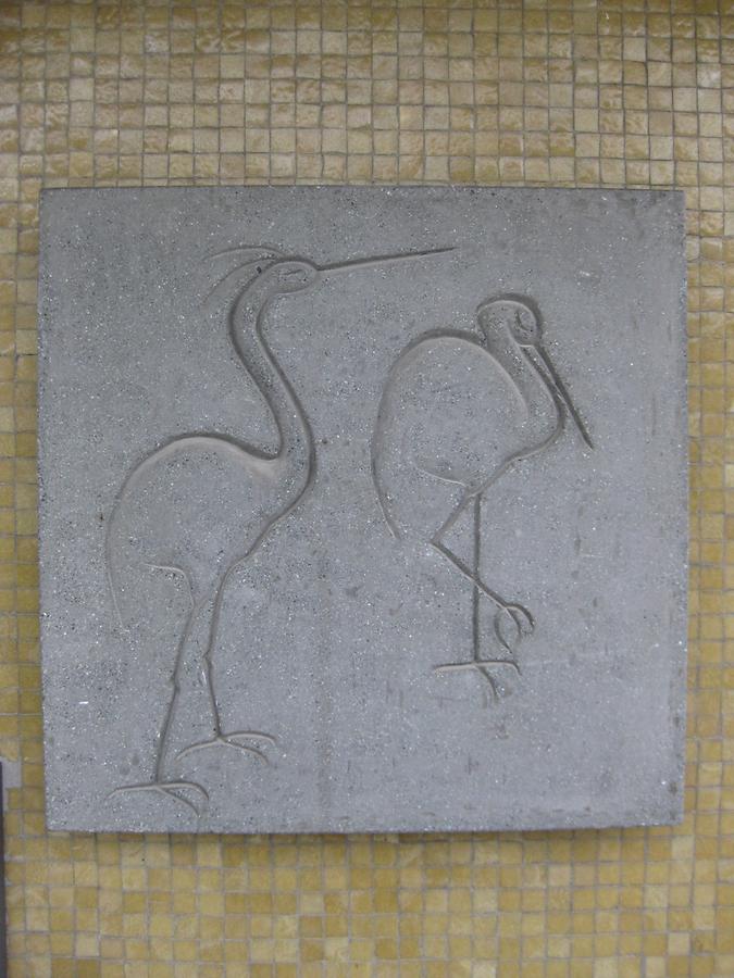 Kunststeinrelief 'Störche' von Josefine Sokole 1964