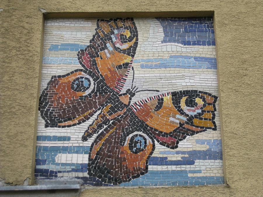 Hauszeichen-Mosaik mit Schmetterlingsmotiv 'Tagpfauenauge' 1950