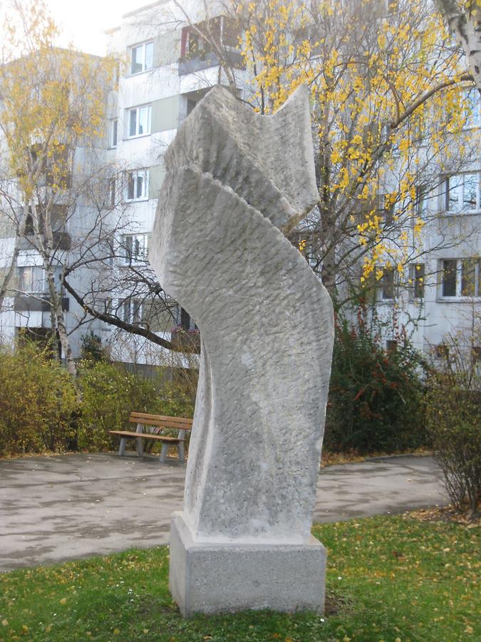 Natursteinplastik 'Abspaltend - Neugeburtlich' von Herbert Wasenegger 1975