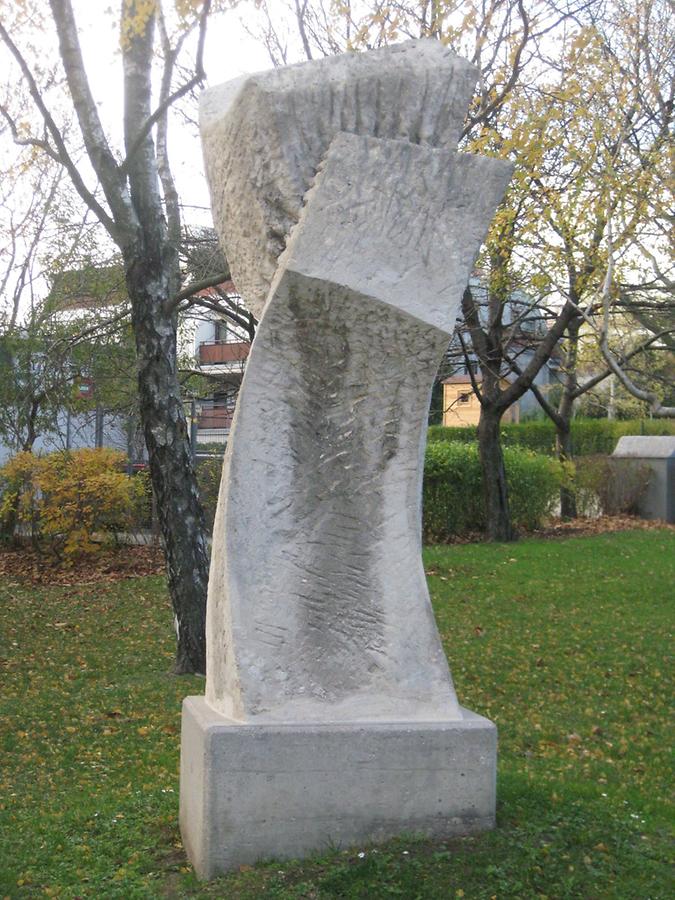 Natursteinplastik 'Abspaltend - Neugeburtlich' von Herbert Wasenegger 1975