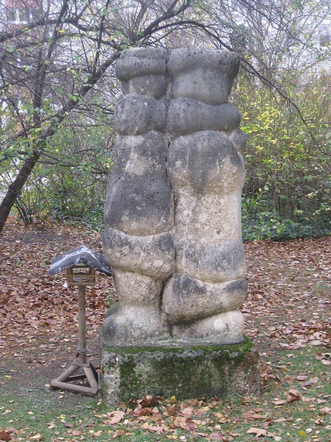 Natursteinplastik 'Die Trennung' von Stefan Kamenyeczky 1970