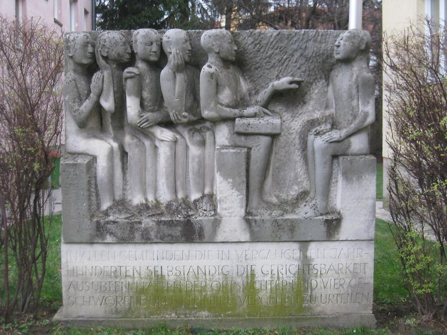 Natursteinrelief 'Geschworenengerichtsbarkeit' von Oskar Bottoli 1959