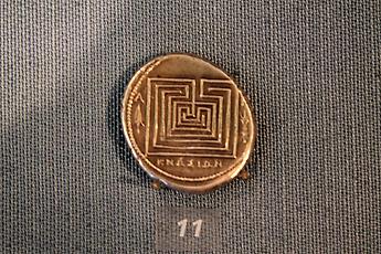 1010 Burgring - Kunsthistorisches Museum Münzkabinett - kret. Münze mit Labyrinth-Motiv 4.Jh. v.Chr., © Dr. Ewald Judt