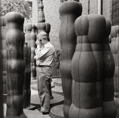 Joannis Avramidis zwischen seinen Skulpturen, © IMAGNO/Franz Hubmann