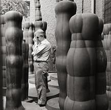 Joannis Avramidis zwischen seinen Skulpturen