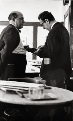 Gerhard Bronner und Kellner Josef im Cafe Hawelka, © IMAGNO/Franz Hubmann