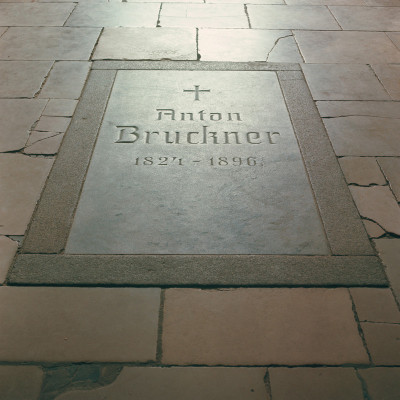Grabplatte Anton Bruckners unter der Bruckner-Orgel, © IMAGNO/Gerhard Trumler