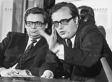 Josef Taus und Erhard Busek bei einer Pressekonferenz. Österreich. Photographie. Um 1975.