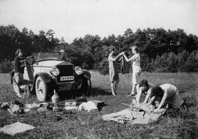 Camping: fünf junge Frauen beim Zeltbau, © IMAGNO/Austrian Archives (S)