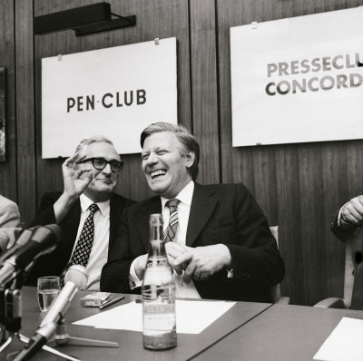 Helmut Schmidt während einer Pressekonferenz, © IMAGNO/Barbara Pflaum