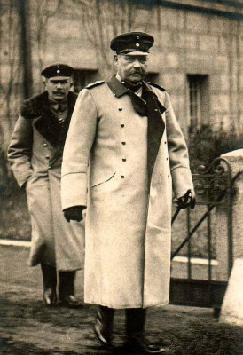 Generalfeldmarschall Paul von Hindenburg mit seinem Adjuntanten, © IMAGNO/Austrian Archives