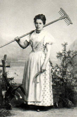 Portrait einer Frau im Dirndl mit Sichel und Rechen, © IMAGNO/Austrian Archives
