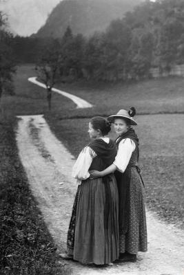 Zwei junge Frauen im Dirndl, © IMAGNO/Archiv Setzer-Tschiedel