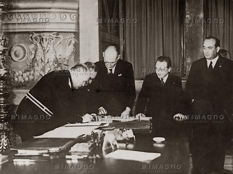 Benito Mussolini unterzeichnet die 'Römischen Protokolle'