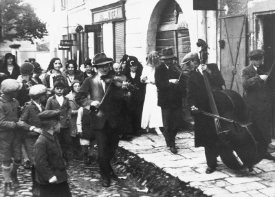 Hochzeitszug mit Musikanten, © IMAGNO/Austrian Archives