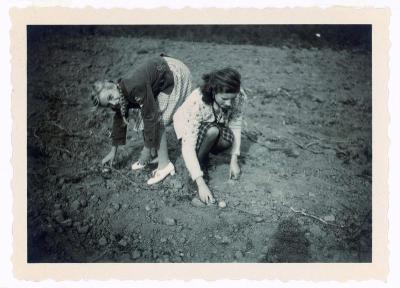Zwei Mädchen beim Erdäpfelklauben, © IMAGNO/Skrein Photo Collection
