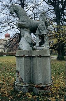 Steinskulptur im Schlosspark von Ernstbrunn