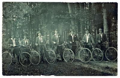Gruppe von sieben Radfahrern, © IMAGNO/Skrein Photo Collection