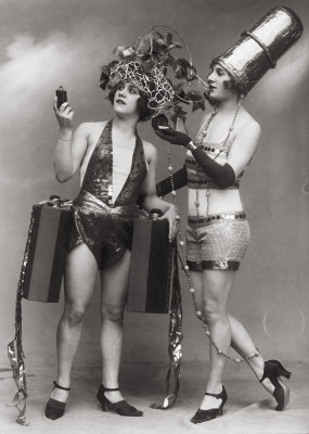 Zwei Revuetänzerinnen als Parfümflakon und Lippenstift, © IMAGNO/Österreichisches Theatermuseum