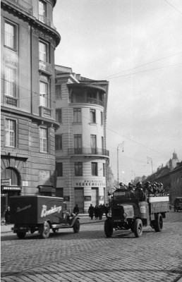 Soldaten auf einem beschlagnahmten LKW, © IMAGNO/Austrian Archives (S)