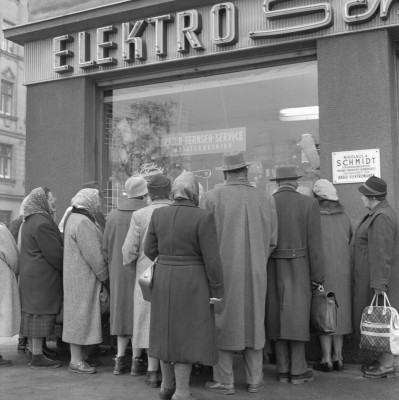 Fernsehen im Schaufenster eines Elektrogeschäfts, © IMAGNO/Barbara Pflaum