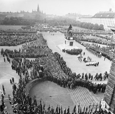 Trauerfeier am Wiener Heldenplatz zu Ehren Leopold Figls, © IMAGNO/Barbara Pflaum