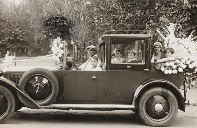 Zur Firmung geschmückte offene Limousine, © IMAGNO/Austrian Archives