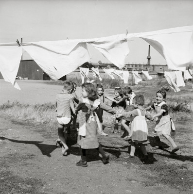 Kinder in einem Flüchtlingslager, © IMAGNO/Barbara Pflaum
