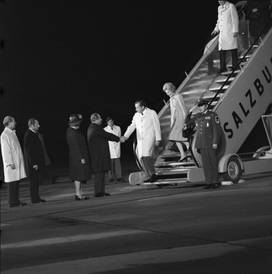 Richard Nixon auf dem Flughafen in Salzburg, © IMAGNO/Barbara Pflaum