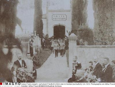 Kaiser Franz Joseph I. auf einem Friedhof, © IMAGNO/Austrian Archives