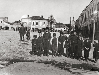 Kinder auf dem Marktplatz, © IMAGNO/Franz Hubmann