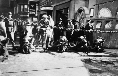 Soldaten sperren eine Strasse, © IMAGNO/Austrian Archives (S)
