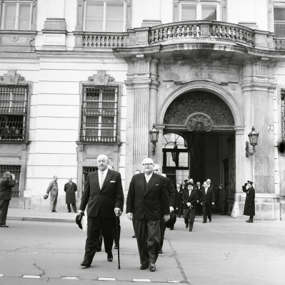 Bruno Pittermann und Alfons Gorbach nach der Angelobung, © IMAGNO/Barbara Pflaum