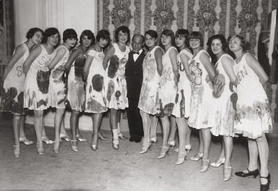 Fritz Grünbaum und Revuegirls, © IMAGNO/Österreichisches Theatermuseum