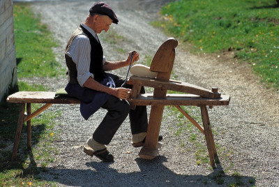 Handwerker bei Holzschuhproduktion, © IMAGNO/Gerhard Trumler
