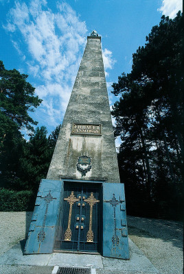 Eingang zur Gruft im Schlosspark von Kleinwetzdorf, © IMAGNO/Gerhard Trumler