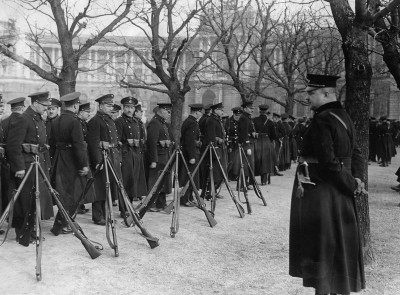 Soldaten bei einer Parade auf dem Wiener Heldenplatz, © IMAGNO/Austrian Archives (S)
