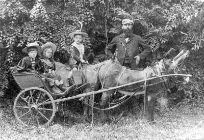 Theodor Herzl mit seinen drei Kindern, © IMAGNO/Austrian Archives