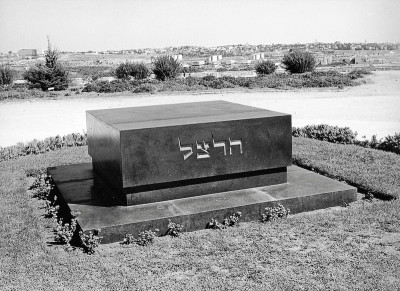Der schlichte, schwarze Grabstein Theodor Herzls, © IMAGNO/Austrian Archives
