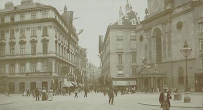 Blick vom Burgtor auf den Michaelerplatz in Wien