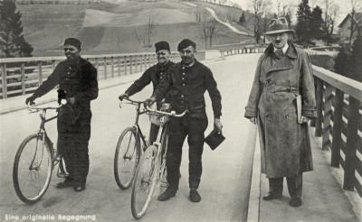 Adolf Hitler auf einer Brücke mit Schornsteinfegern, © IMAGNO/Austrian Archives