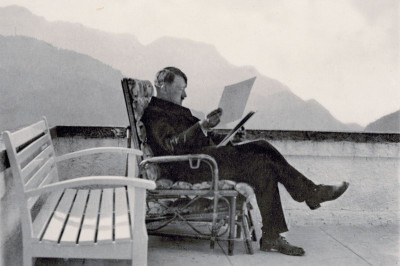 Adolf Hitler auf der Terrasse des Berghofs, © IMAGNO/Austrian Archives