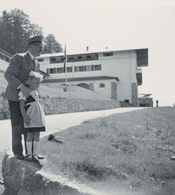 Adolf Hitler mit einem kleinem Mädchen in Tracht, © IMAGNO/Austrian Archives