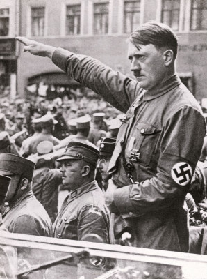 Adolf Hitler bei einer Veranstaltung, © IMAGNO/Thomas Sessler Verlag