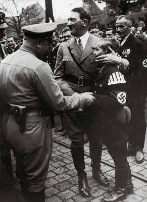 Adolf Hitler umarmt einen Buben, © IMAGNO/Austrian Archives